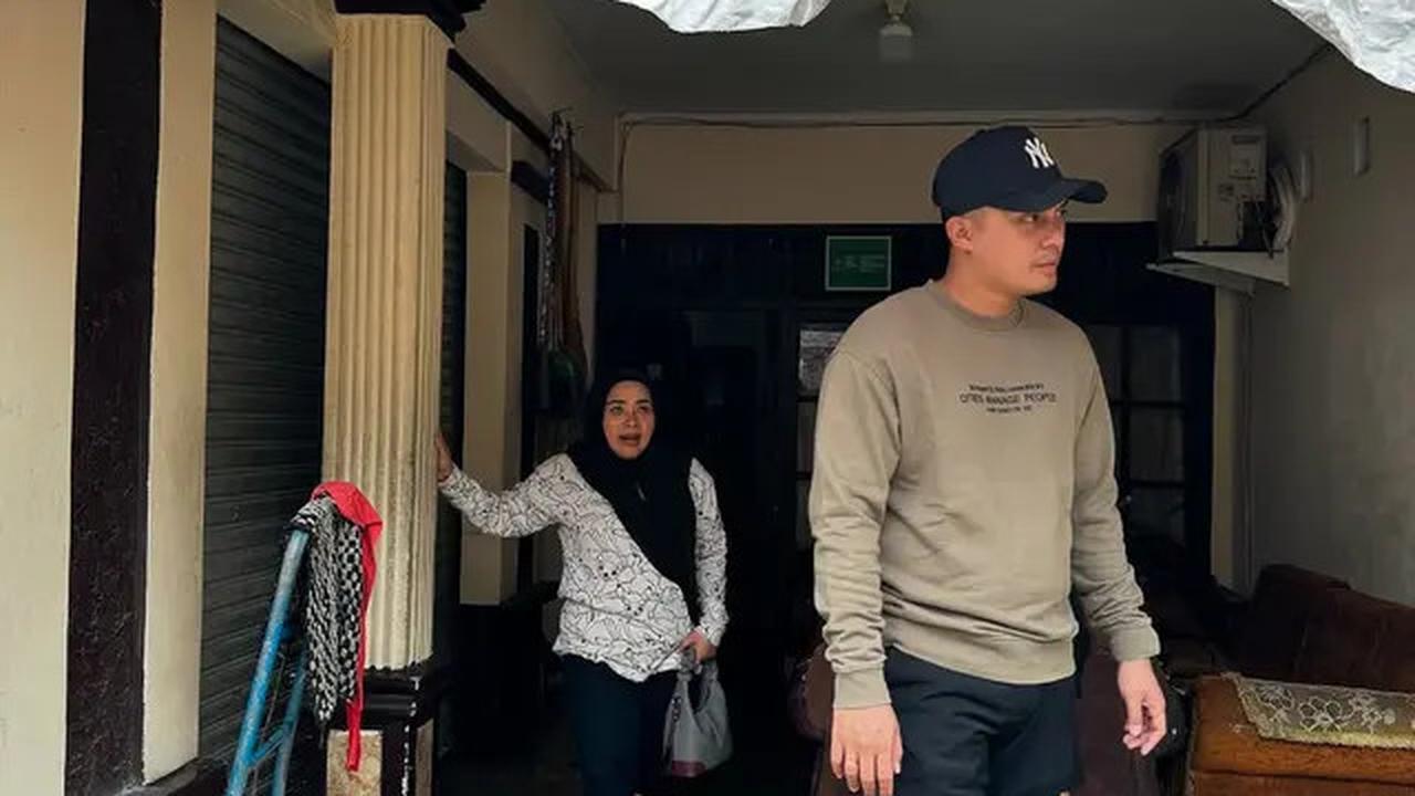 7 Potret Muzdalifah Ikut Suami Tinjau Banjir Tangerang, Bantu Evakuasi Bayi