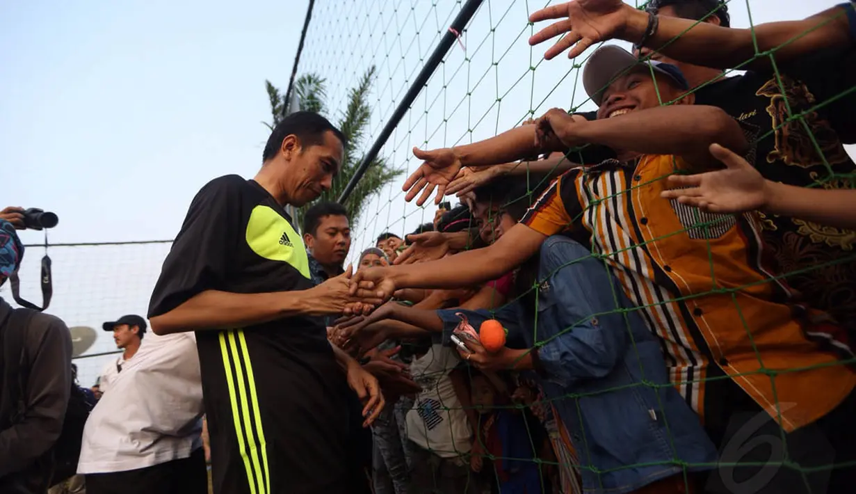 Selang berapa menit berada di lapangan, Jokowi menyempatkan diri untuk berbincang dengan para selebriti, wasit dan penonton, Jakarta, Minggu (17/8/14). (Liputan6.com/Herman Zakharia)