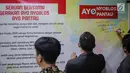 Aktivis lintas lembaga dan komunitas masyarakat sipil mengumpulkan tanda tangan saat menyosialisasikan gerakan 'Ayo Nyoblos Ayo Pantau Pemilu 2019' di Jakarta, Selasa (2/4). Hal ini sebagai wujud partisipasi masyarakat dalam mewujudkan pemilu damai dan berkualitas. (Liputan6.com/Faizal Fanani)