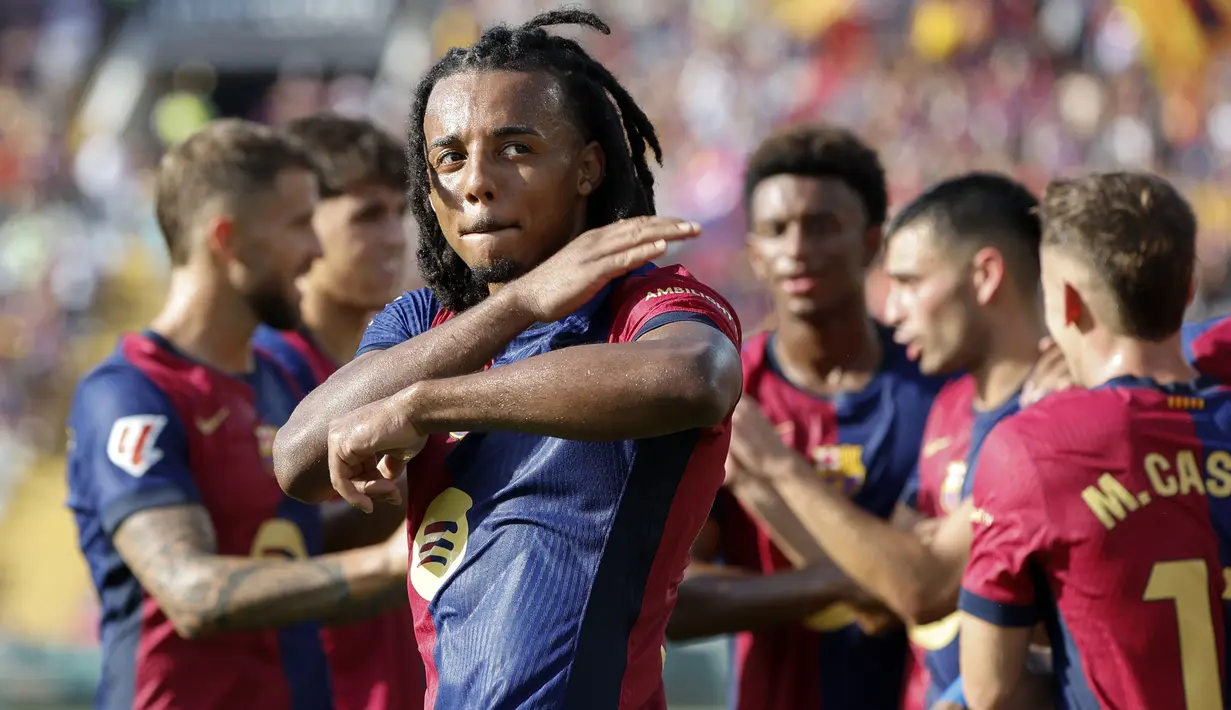Pemain Barcelona, Jules Kounde merayakan gol bersama rekan-rekannya saat laga lanjutan Liga Spanyol 2024/2025 melawan Valladolid di Olympic Stadium, Barcelona, Spanyol, Sabtu (31/08/2024). (AP Photo/Joan Monfort)