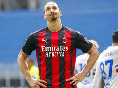 Ekspresi kecewa striker AC Milan, Zlatan Ibrahimovic, saat melawan Sampdoria pada laga Liga Italia di Stadion San Siro, Minggu (4/4/2021). Kedua tim bermain imbang 1-1. (AP Photo/Antonio Calanni)