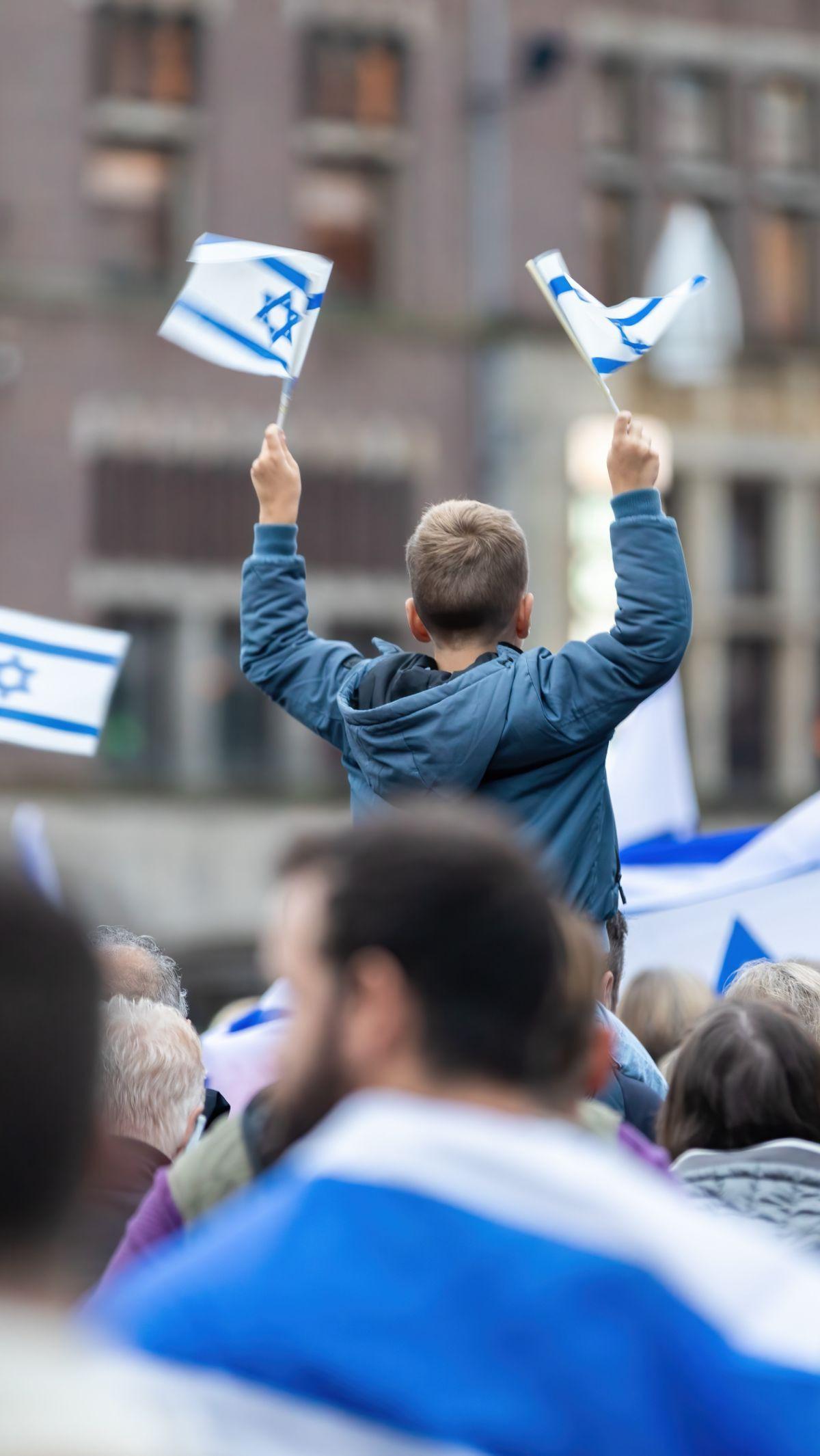 Israel geram atas keputusan tiga negara Eropa ini.&nbsp;&nbsp;Menteri Luar Negeri Israel, Israel Katz, memerintahkan duta besar Israel dari Irlandia dan Norwegia untuk segera kembali ke Israel setelah pengumuman tersebut.