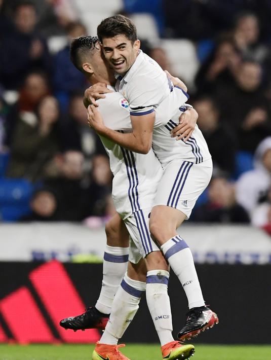 Pemain Real Madrid, Enzo Fernandez (kanan) merayakan gol bersama rekannya Mariano saat melawan Cultural Leonesa pada laga Copa del Rey di Santiago Bernabeu stadium, Madrid, (30/11/2016). (AFP/Javier Soriano)