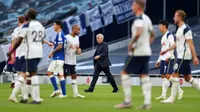 Manajer Tottenham Hotspur, Jose Mourinho, gagal membawa timnya meraih kemenangan kontra Everton pada laga pekan perdana Premier League. Bermain di Tottenham Hotspur Stadium, Minggu (13/8/2020) malam WIB, Spurs kalah 0-1. (Catherine Ivill / POOL / AFP)