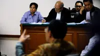 Maria Elizabeth Liman serius menyimak kesaksian Fathanah dalam sidang lanjutan kasus suap daging impor di Pengadilan Tipikor, Jakarta (Liputan6.com/Helmi Fithriansyah)