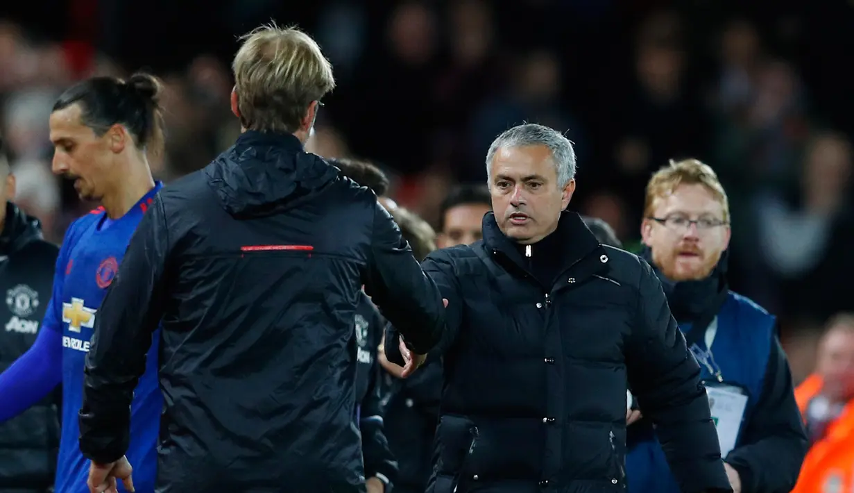 Pelatih Liverpool Juergen Klopp bersalaman dengan pelatih Manchester United Jose Mourinho seusai pertandingan Liverpool kontra MU di Liga Inggris di stadion Anfield, Liverpool, Inggris (17/17). (Reuters/Phil Noble)