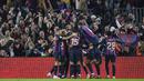 Sejumlah pemain Barcelona merayakan gol ke gawang Real Madrid pada laga pekan ke-26 Liga Spanyol 2022/2023 di Camp Nou, Barcelona, Senin (20/03/2023). Blaugrana menang dengan skor 2-1 pada pertandingan yang bertajuk El Classico tersebut. (AP Photo/Joan Mateu)