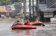 VIDEO: Kondisi Bekasi Dikepung Banjir, Jalan Utama Lumpuh & Banyak Mobil Terendam