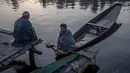 Orang-orang Kashmir mengobrol di pagi hari di dermaga di Danau Dal di Srinagar, Kashmir yang dikendalikan India (18/10/2020). (AP Photo/Dar Yasin)