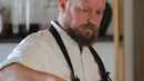 Chef Kobus van der Merwe menyiapkan hidangan di restoran Wolfgat di Paternoster, Afrika Selatan, 24 Februari 2019. Restoran ini menjadi istimewa karena semua bahan baku didapatkan secara liar dan alami dari area sekitar restoran. (Halden Krog/AFP)