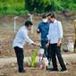 Presiden Jokowi saat berada di kawasan food estate, di Desa Fatuketi, Kecamatan Kakuluk Mesak, Kabupaten Belu, NTT, Kamis (24/3).