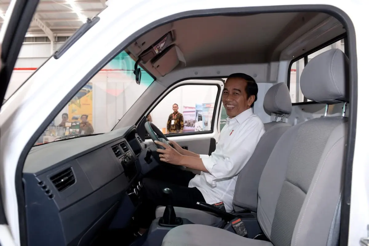 Presiden Jokowi Jajal Mobil Esemka