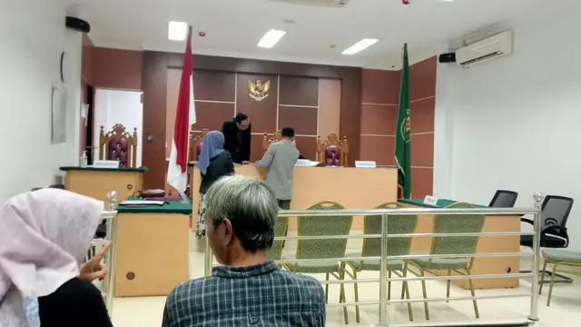 Sebagian dari 12 pengacara pemohon menyerahkan legalitas dan identitas untuk proses Prapradilan penggelapan Barang Bukti Sabu oleh 9 oknum polisi Batam. (Foto: Liputan6.com/Ajang Nurdin)