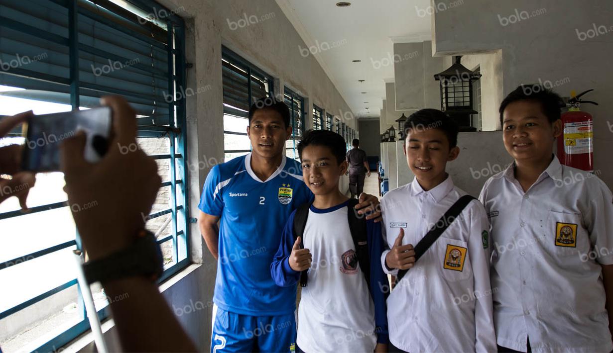 Bek Persib, Purwaka Yudi, foto bersama siswa SMP ketika berada di Mess Persib Bandung, Jawa Barat, Senin (2/5/2016). (Bola.com/Vitalis Yogi Trisna)