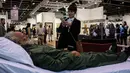 Seorang pengunjung mengambil foto replika Fidel Castro yang merupakan karya seniman Tiongkok dalam pameran Art Basel di Hong Kong (22/3). Dalam pameran ini, banyak karya yang ditampilkan, seperti lukisan dan instalasi eksperimental. (AFP/Anthony Wallace)