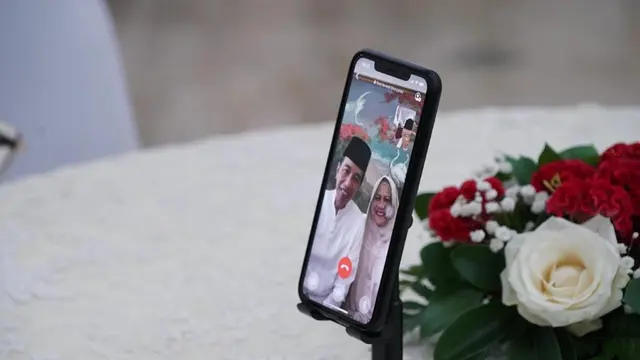 Presiden Jokowi Bersilaturahmi dengan Wapres Ma'ruf secara Daring