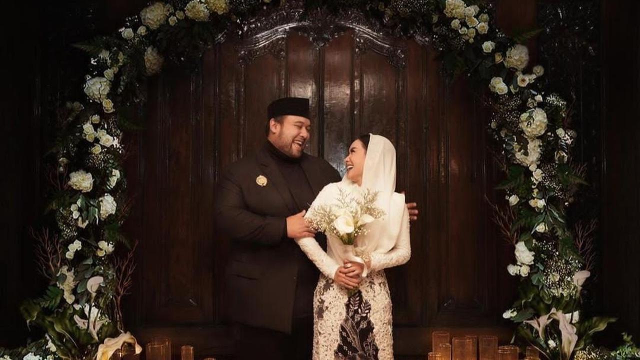 Secara mengejutkan Didi Mahardika membagikan potret pernikahannya dengan Cita Citata. Unggahannya langsung mencuri perhatian netizen.