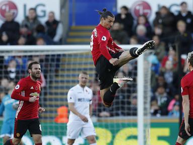 Aksi pemain Manchester United, Zlatan Ibrahimovic merayakan golnya ke gawang Swansea City pada laga Premier League 2016-2017 di Liberty Stadium, (6/11/2016). (Action Images via Reuters/John Sibley)