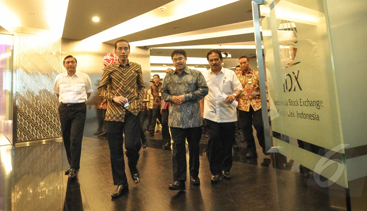 Direktur Utama BEI,  Ito Warsito (ketiga kiri) menyambut kedatangan Presiden Jokowi  di Bursa Efek Indonesia , Jakarta, Selasa (7/4/2015). Kunjungan presiden tersebut untuk melihat perkembangan pasar modal Indonesia. (Liputan6.com/Faizal Fanani)