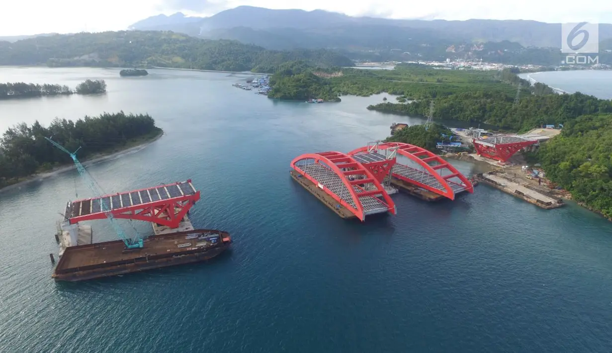 Suasana proyek pembangunan Jembatan Holtekamp di Jayapura, Selasa (3/1). Proyek Jembatan Holtekamp, yang menjadi kebanggaan Presiden Jokowi, terus berjalan. Saat ini, rangka kedua jembatan Holtekamp tiba di Jayapura. (Liputan6.com/Pool/Kementerian PUPR)
