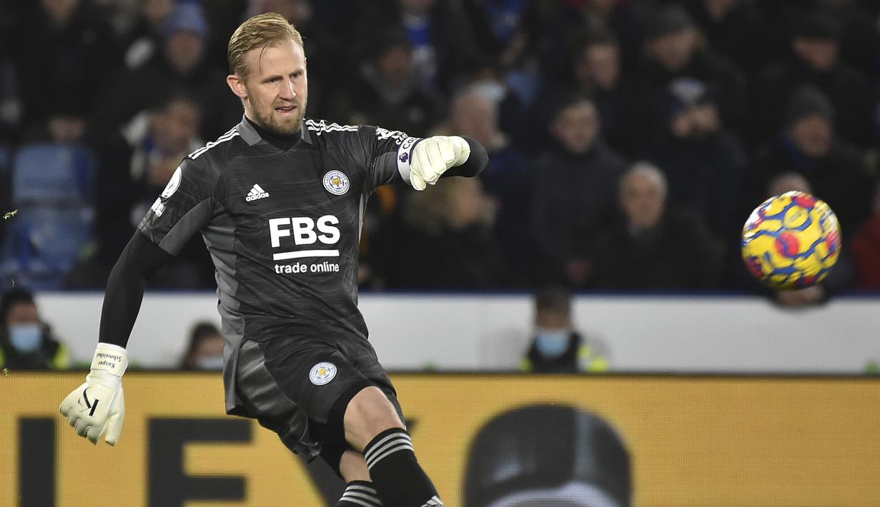 Kasper Schmeichel. Kiper andalan Leicester City asal Denmark berusia 35 tahun yang telah 11 musim membela The Foxes ini mendapat gaji sebesar 130 ribu pound atau setara Rp2,5 miliar per pekan. Meski telah dimakan usia, penampilannya masih tetap kukuh di bawah mistar gawang. (AP/Rui Vieira)
