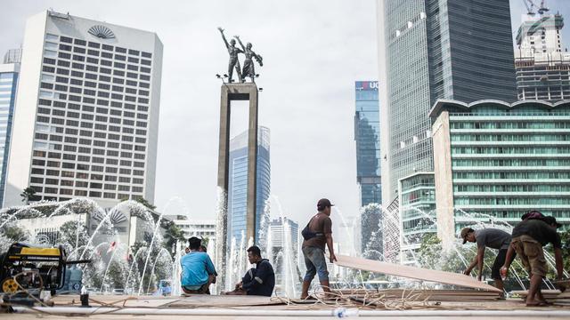 Mengintip Pembuatan Panggung HUT DKI di Bundaran HI