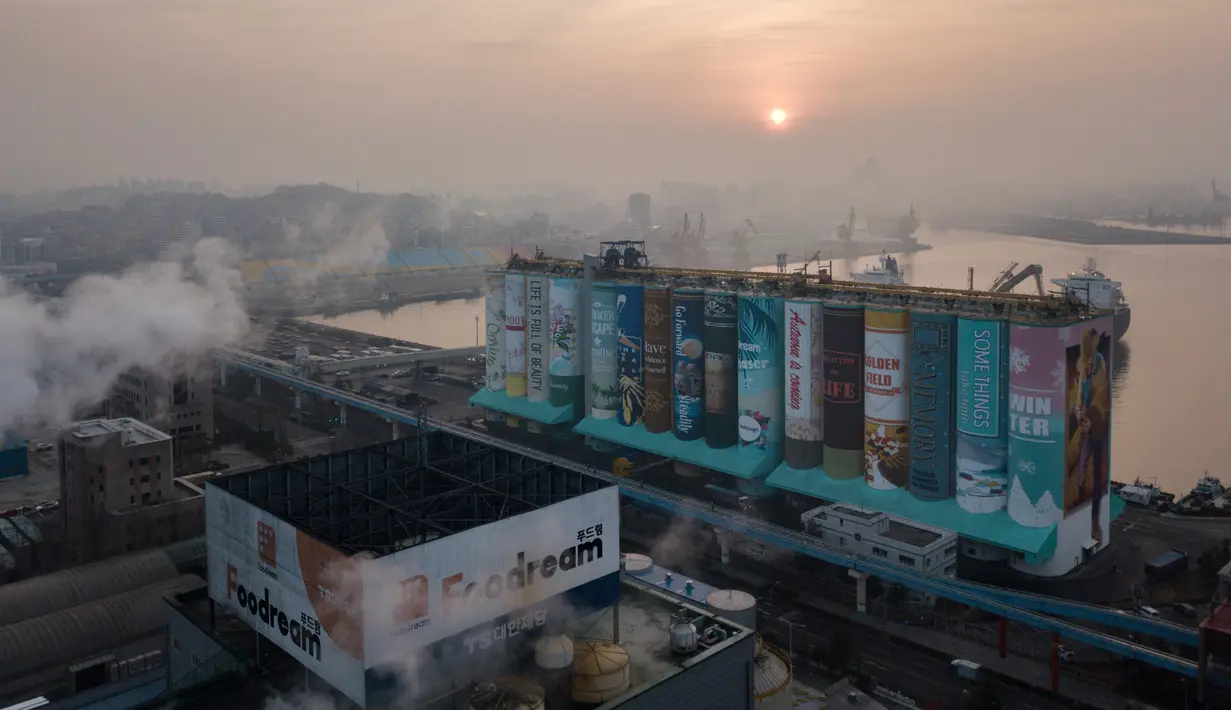 Sebuah silo gandum disulap menjadi mural luar ruangan raksasa di kota pelabuhan Incheon, Korea Selatan, Rabu (19/12). Mural ini sebagai bagian dari upaya menghilangkan pandangan negatif masyarakat, terhadap fasilitas industri yang sudah tua (Ed JONES/AFP)