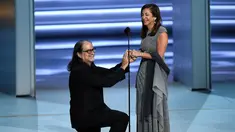 Sutradara Glenn Weiss melamar kekasihnya, Jan Svendsen saat menerima penghargaan di atas panggung Emmy Awards 2018, Los Angeles, Selasa (18/9). Weiss mendapat penghargaan untuk Outstanding Directing for a Variety Special Emmy. (Chris Pizzello/Invision/AP)
