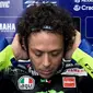 Valentino Rossi tampak gondrong usai menjalani karantina mandiri. Dia sudah bisa tampil lagi di MotoGP Eropa (AFP)