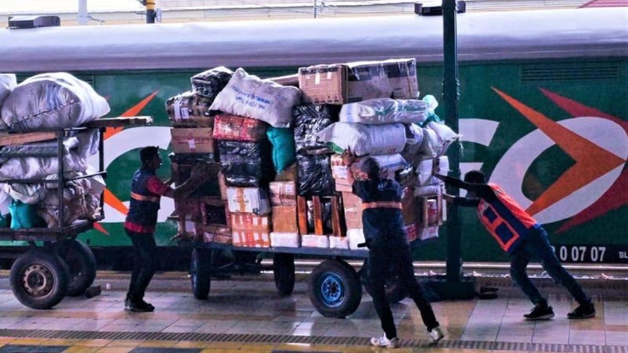 KAI Madiun Angkutan Barang Lampaui Target, Capai 14 Ribu Ton di Semester I 2026