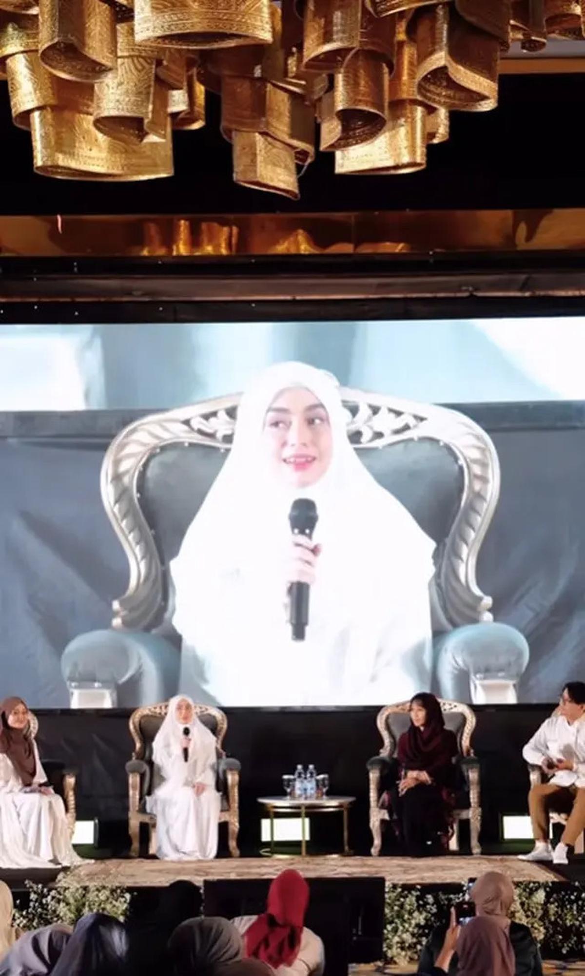 8 Potret Celine Evangelista Pakai Gamis Putih saat Jadi Bintang Tamu di Kajian Bali Muslim Festival, Angggun dan Memukau