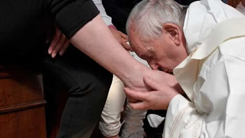 Paus Fransiskus mencium kaki narapidana. (L'Osservatore Romano)
