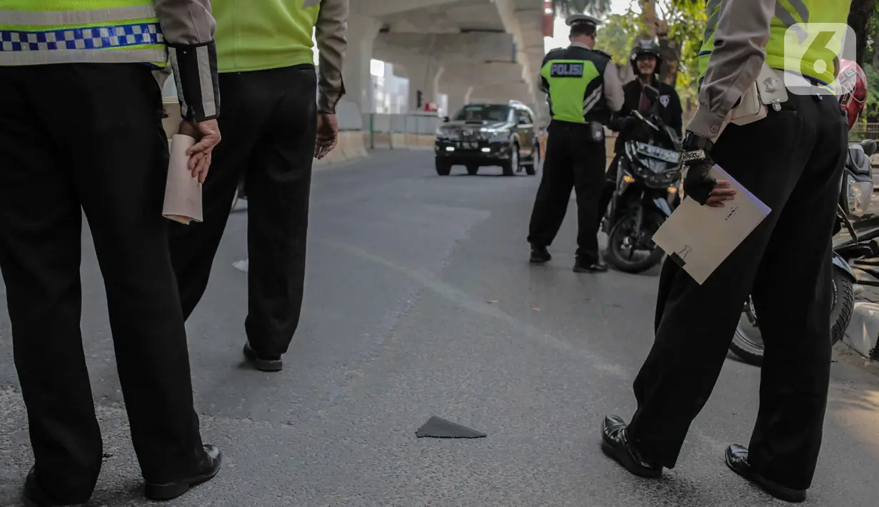 Polisi lalu lintas menindak pengendara sepeda motor saat pelaksanaan Operasi Zebra Jaya 2019 di Jalan Boulevard Gading Raya, Jakarta, Kamis (24/10/2019). Polda Metro Jaya menggelar Operasi Zebra Jaya hingga 5 November mendatang guna menekan pelanggaran lalu lintas. (Liputan6.com/Faizal Fanani)