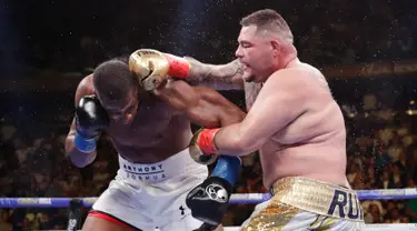 Andy Ruiz (kanan) meninju Anthony Joshua pada ronde ketujuh pertandingan tinju di Madison Square Garden, New York, Amerika Serikat, Minggu (2/6/2019). Ruiz menang KO di ronde ketujuh. (AP Photo/Frank Franklin II)