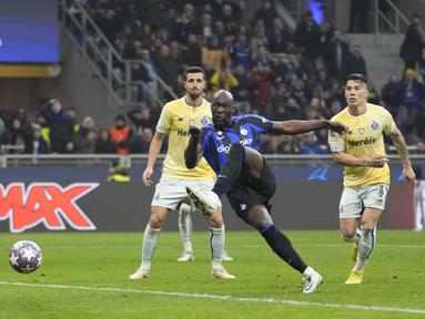 Pemain Inter Milan Romelu Lukaku menendang bola ke gawang FC Porto yang membuahkan gol dalam pertandingan leg pertama babak 16 besar Liga Champions 2022/2023 yang berlangsung di San Siro, Milan, Kamis (23/2/2023) WIB. (AP Photo/Luca Bruno)