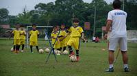 Anak-anak sedang berlatih di Akademi Sepak Bola Utamasia, Kota Medan