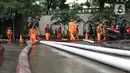 Petugas melakukan penyedotan air yang merendam underpass Kemayoran, Jakarta, Minggu (2/2/2020). Akibat hujan yang cukup lama di kawasan tersebut membuat underpass tersebut terendam air hingga ketinggian 5 meter. (Liputan6.com/Angga Yuniar)