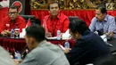 Suasana saat Ketua DPP PDIP Bidang Pemuda dan Olahraga Sukur H Nababan memberikan keterangan pers di DPP PDIP, Jakarta Kamis (26/4). Kegiatan Try Out tersebut bertujuan untuk mencerdaskan kehidupan bangsa dan negara. (Liputan6.com/JohanTallo)