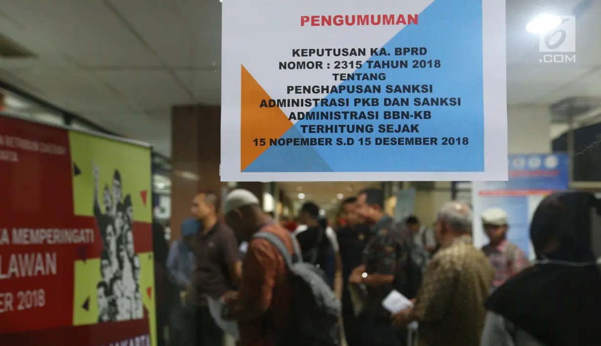 Pemilik kendaraan membayar pajak saat Program Pemutihan Pajak Kendaraan Bermotor di Samsat Polda Metro Jaya, Jumat (16/11). Kebijakan pemutihan pajak kendaraan bermotor di Jakarta berlaku Mulai 15 November - 15 Desember 2018. (Liputan6.com/Johan Tallo)