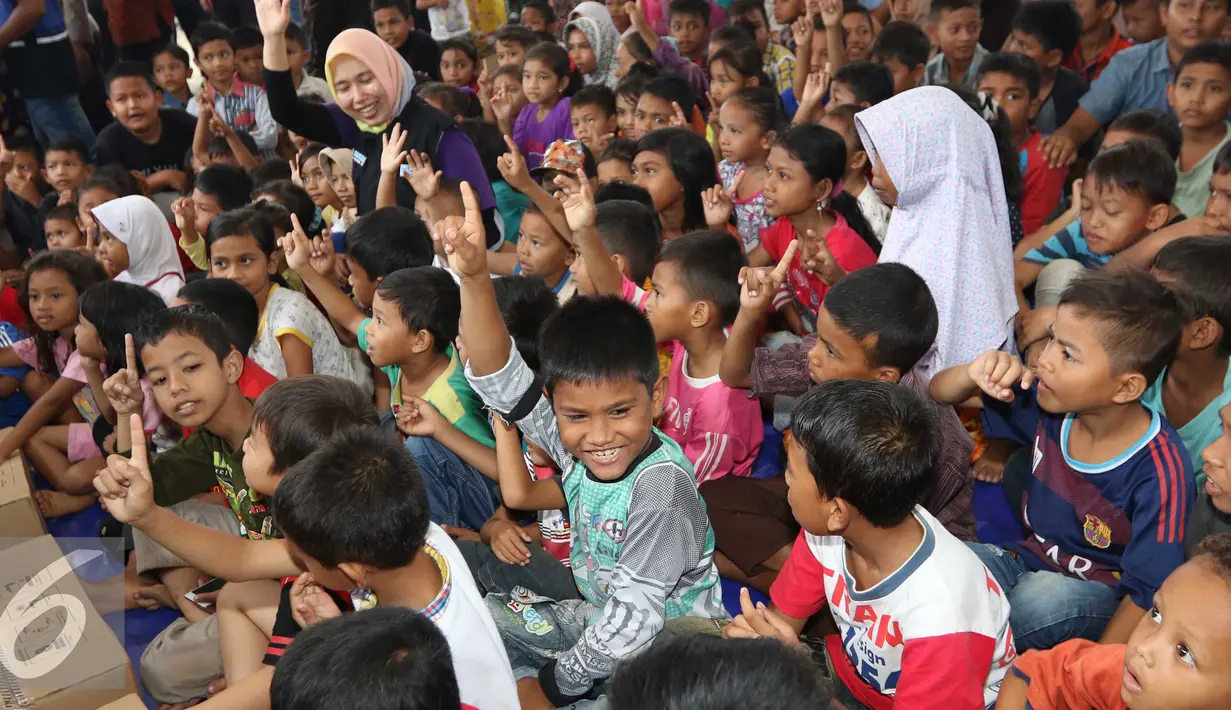 Anak-anak korban Gempa terlihat antusias saat mengikuti kegiatan "Trauma Healing" di Pidie Jaya, Aceh, Jumat (9/12). Kegiatan tersebut untuk memulihkan rasa trauma anak-anak korban gempa bumi di Pidie Jaya. (Liputan6.com/Angga Yuniar)