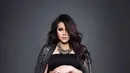 Olla Ramlan menyempatkan mengabadikan kehamilan pertamanya dari suami keduanya saat hamil tua. Olla begitu cantik dengan celana panjang hitam ketat sambil memegang perutnya. Kehamilannya ini diabadikan oleh Diera Bachir. (Instagram)