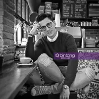Eksklusif, Satu Dekade Nino Fernandez Berakting. (Fotografer: Bambang E. Ros,  Stylist: Indah Wulansari, Digital Imaging: M. Iqbal Nurfajri, Location : @kopi_kecil, Wardrobe : @minimalstores)