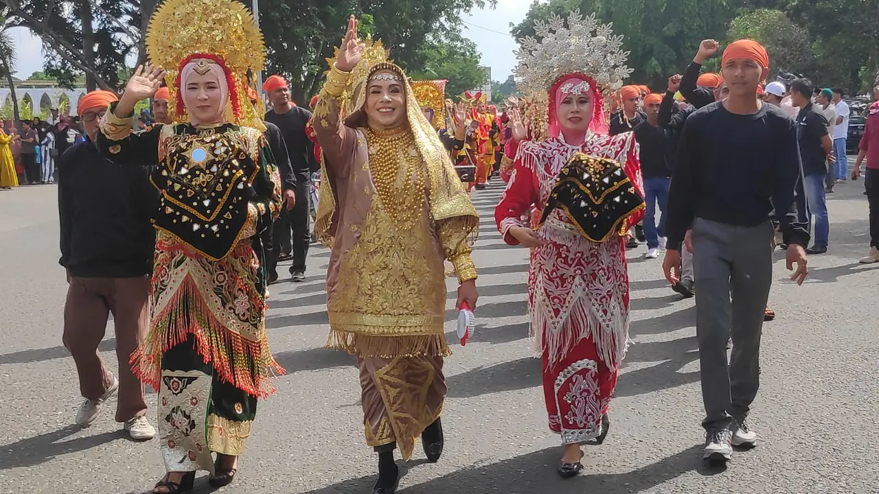 Pawai atau karnaval Bagholek Godang (Liputan6.com / M. Syukur)