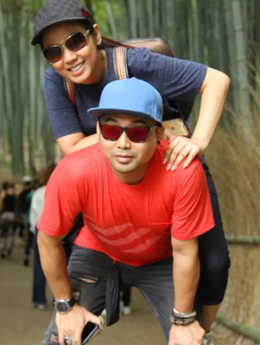 Selama ini yang jarang tersorot dari Soimah Pancawati adalah kebersamaan dengan sang suami, Herwan Prandoko atau yang akrab disapa Mas Koko. Sudah lebih dua dekade, Soimah dan Koko menikah. [Instagram/koko_ko_koko]