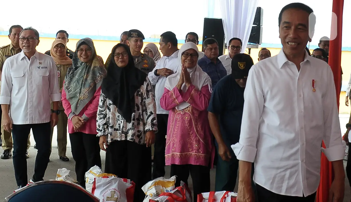 Sebelumnya, Menteri Perdagangan Zulkifli Hasan mengatakan agar tidak mengkhawatirkan stok beras. Karena, stoknya sangat cukup untuk memenuhi kebutuhan nasional sampai akhir tahun. (merdeka.com/Imam Buhori)