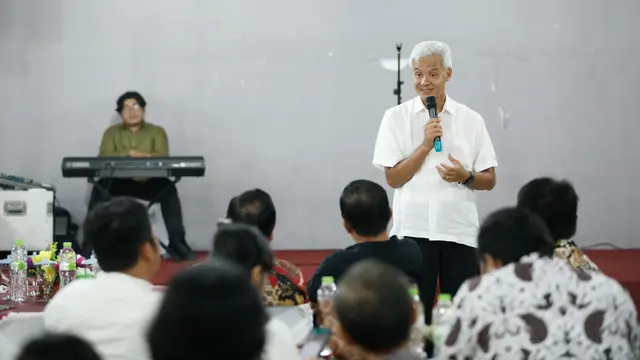 Gubernur Jawa Tengah, Ganjar Pranowo, menerima aspirasi dari anggota Pengurus Cabang (Pengcab) Keluarga Alumni Gadjah Mada (KAGAMA) Kabupaten Nias Selatan di Hotel Kaliki, Kota Gunungsitoli, Kepulauan Nias, Sumatera Utara, Minggu (25/9/2022) (Istimewa)