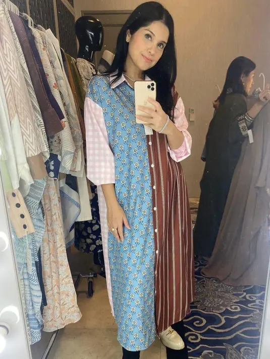 Tunik model kemeja yang hadir dengan multi pattern dan warna beri impresi fresh dan playful. Padukan dengan long pants warna hitam dan slip on shoes untuk kesan kasual. [@annisayudhoyono]
