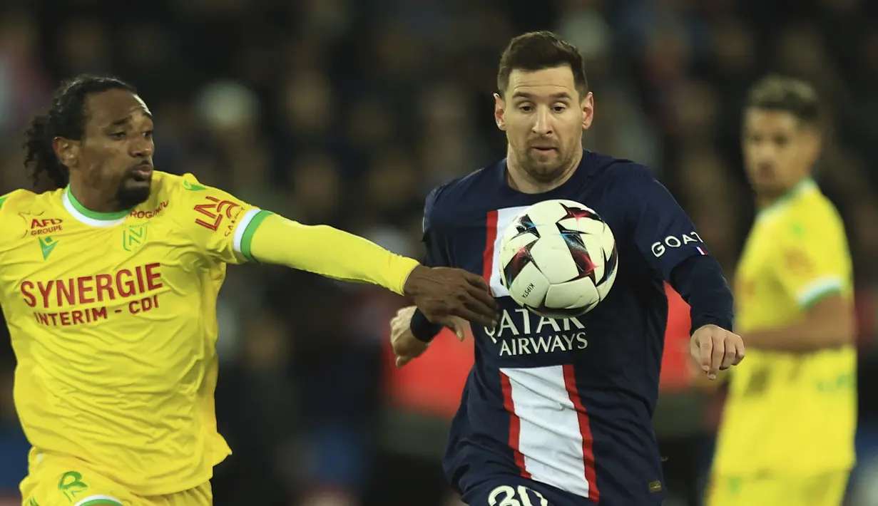 Penyerang Paris Saint-Germain atau PSG, Lionel Messi berebut bola dengan gelandang Nantes Samuel Moutoussamy pada pekan ke-26 Ligue 1 atau Liga Prancis 2022-2023 di Parc des Princes, Minggu (5/3/2023) dini hari WIB. Sementara Nantes harus puas tertahan di peringkat 13 dengan raihan 28 poin. (AP Photo/Aurelien Morissard)