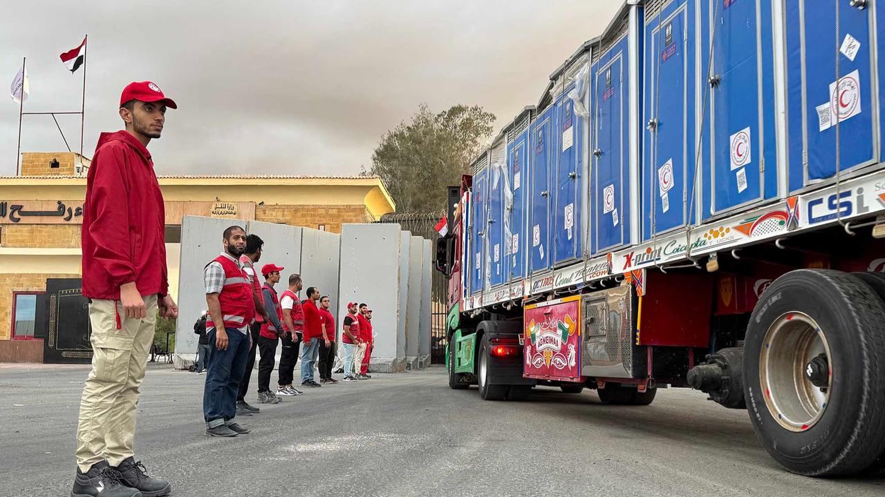 FOTO: Truk-Truk Bantuan Kemanusiaan  Mengular di Rafah, Harapan Gencatan Senjata Segera Terwujud