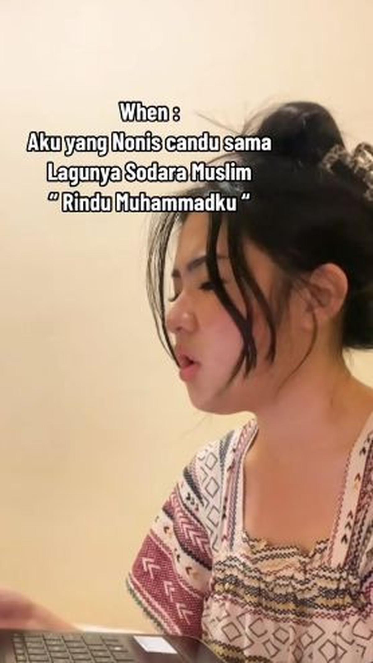 "Ketika aku yang non islam candu sama lagunya saudara muslim 'rindu Muhammadku'," tulisnya.